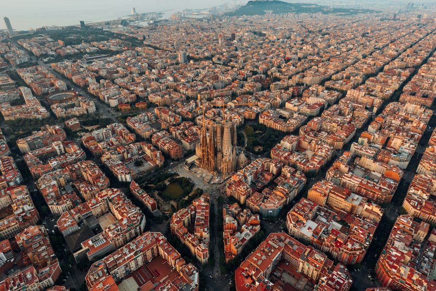 Vista aérea de Barcelona con la Sagrada Família y el Eixample